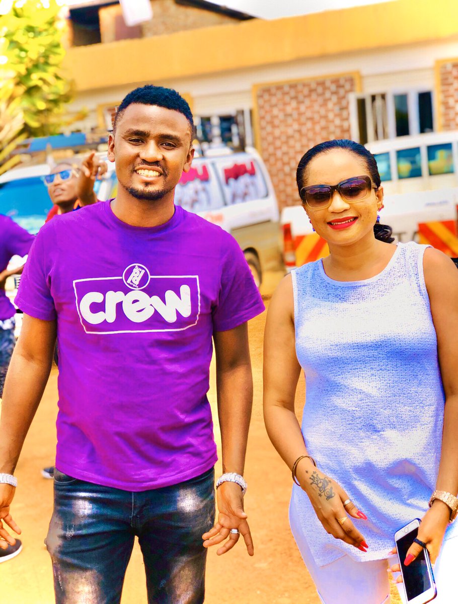 dimiterkushy's tweet image. Thank you Mrs Happiness @lindahlisaug for the quarantine care package, delivery from my amazing and thoughtful Purple FAM💜 Really brightened up my lockdown! #homedelivery🚙 #WellReceived😘