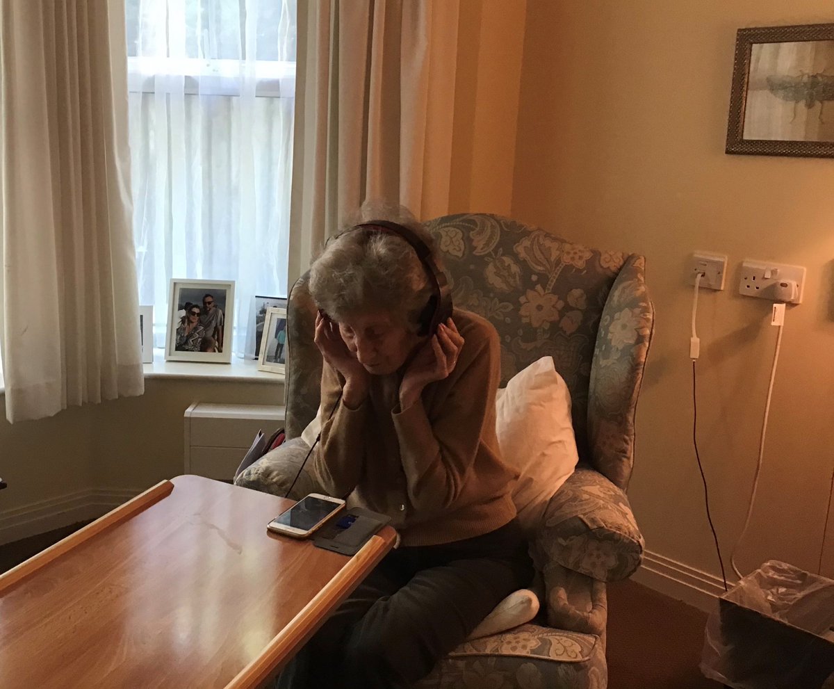 DawnSadler15's tweet photo. Edna is 96 yrs and a resident at #sunriseofwinchester Here she is being interviewed by Sara ⁦@WinchRadio⁩ talking about how she celebrated VE Day in 1945 and what this day means to her ❤️ #VEDay75 ⁦@annawinchradio⁩ ⁦@SunriseSrUK⁩ https://t.co/8QzfedBut1