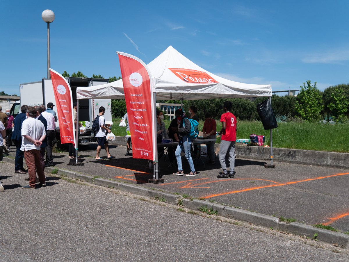 Crous_Bordeaux's tweet photo. Les distributions de colis hebdomadaires continuent et permettent aux étudiants et étudiantes de disposer de biens alimentaire et d'hygiène pour une semaine ! Tout ceci grâce au partenariat fort, l'ESR, assos et collectivités mobilisées en faveur des étudiants et étudiantes! https://t.co/19GvcoXGYI