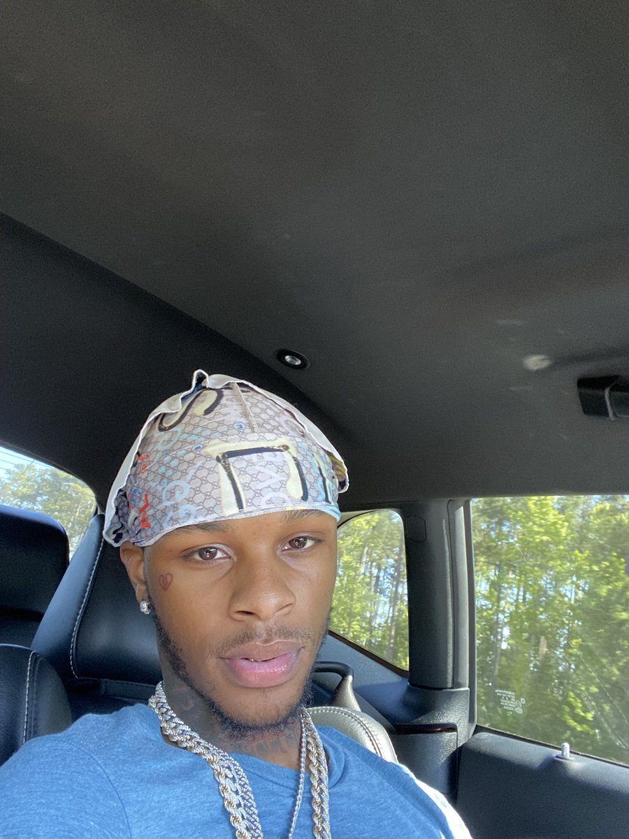 toosii2x's tweet photo. from the slums so i need mo racks 💰 https://t.co/wSmyT2sU0Y