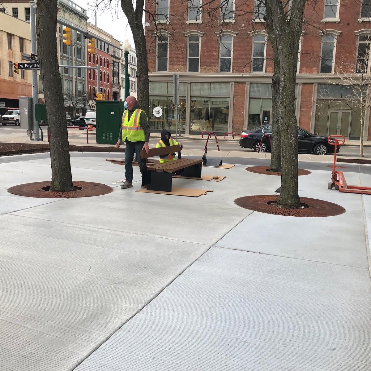 downtownSYR's tweet photo. When Downtown’s 29,000+ strong workforce is able to go back to their physical workplaces, Perseverance Park will be ready to welcome them. Check out these finishing touches being installed! Thanks to our Security Director Tom for getting the scoop and snapping these pics 📸 https://t.co/VPN37y3ud7