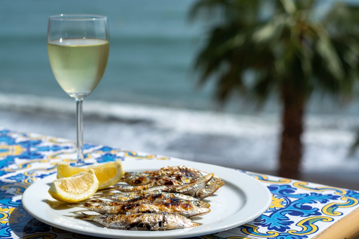 Un #espeto de sardinas y un buen vino blanco a orillas del mar, un lujo cotidiano en #Málaga. 
-
Enjoying some fresh espetos accompanied by a delicious white wine, listening to the waves of the #Mediterranean - a #luxury that you can enjoy daily in Málaga #MálagaTowers