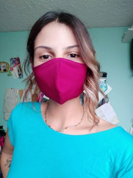 JulioVielma7's tweet photo. Ella es @ariamassacre Su mamá sufre de la tensión y su papá de diabetes, por eso ha empezado a fabricar estos tapaboca artesanales para poder sustentar los medicamentos que necesitan. Agradecería mucho si la ayudarán a comprar estos fabulosos tapabocas 🇻🇪🙏  #Maracay #Venezuela https://t.co/RiJ0vhh0ZH