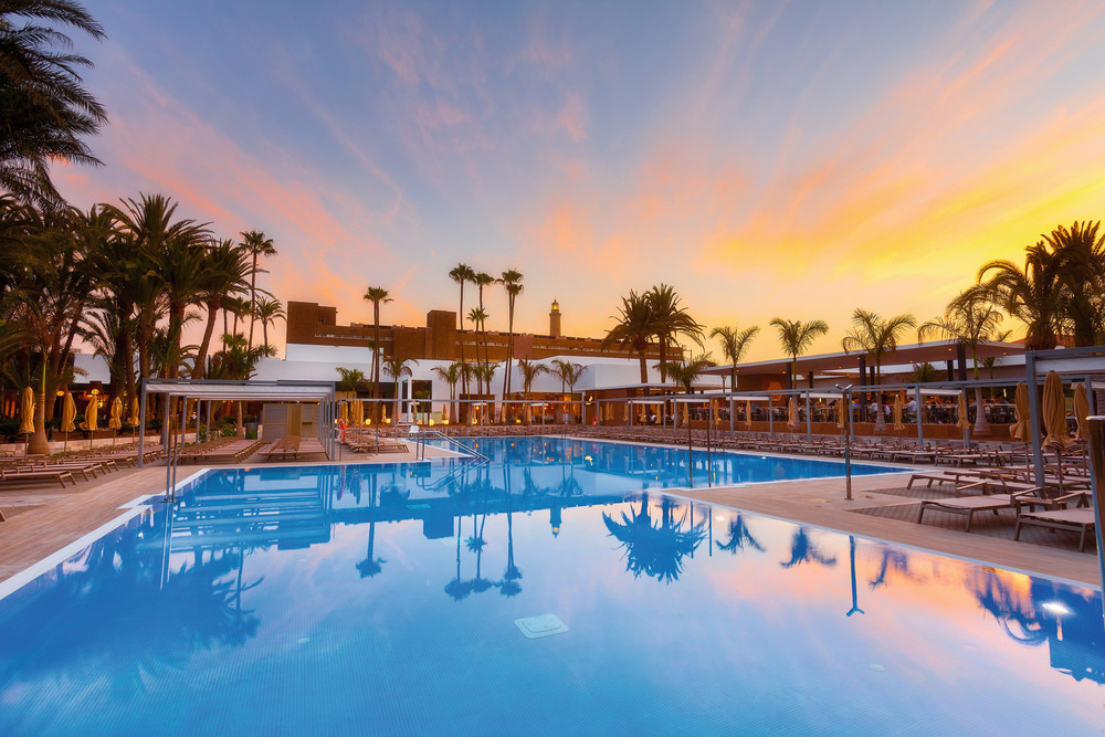 RiuHoteles's tweet photo. RIU crea con Preverisk un manual integral para la operación de los departamentos de sus hoteles post COVID-19 y afronta la nueva situación de forma global, entrando en detalle en la operación diaria, el servicio al cliente, y la limpieza y desinfección. https://t.co/d95IEHktBV https://t.co/9zhXym8sQ1