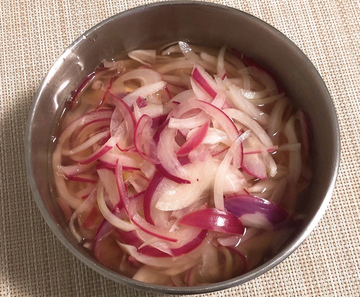 お酢好き集まれー 酢玉ねぎ 玉ねぎが余ったので りんご酢とはちみつを入れて 酢玉ねぎ を作ってみました 紫玉ねぎを半分使ったら綺麗な色に お肉にのせたり サラダにしたりとアレンジするのが楽しみで酢 お酢好き 酢ごもりレシピ