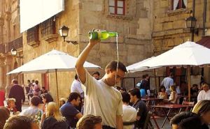 gijon's tweet photo. ☕El Ayuntamiento de #Gijón permitirá ampliar un 100% la superficie de las terrazas para evitar la pérdida de mesas.

Se trata de una de las medidas de apoyo a la hostelería previstas por el Consistorio.

👉Más info: https://t.co/SRgKF5dN8V https://t.co/ThnYoPOHXe