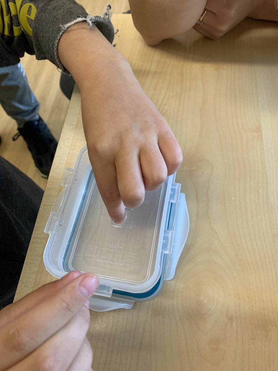 FallingsParkPri's tweet photo. Ava and Miss Thomas set themselves the challenge of making a paper clip float! It took many attempts but they did it! 👏🏻💪🏽 Have a go at home and tweet them your results 💙💚🌈🖇📎 #FPscienceweek #ScienceAtHome https://t.co/GHvHpWUKxS