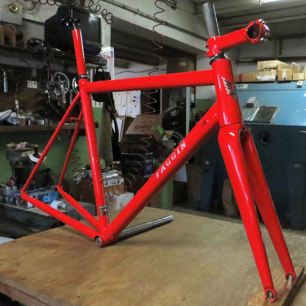 FagginBikes's tweet photo. New RED DARIO bomb ready for your racer!

#faggin #fagginbikes #familytradition #familybusiness #handmade #madeinitaly #steelisreal #dario #roadbike https://t.co/wHl0iTJ4gF