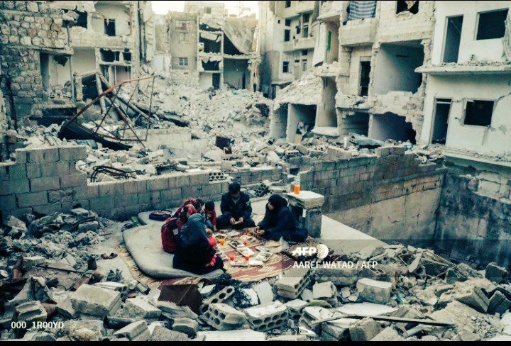 HeliaRahbari's tweet photo. A #Syrian family on their #iftar meal, breaking their day of fast in #Edlib
#syrian_war
#Ramadan2020 https://t.co/B2XHxnFDdn