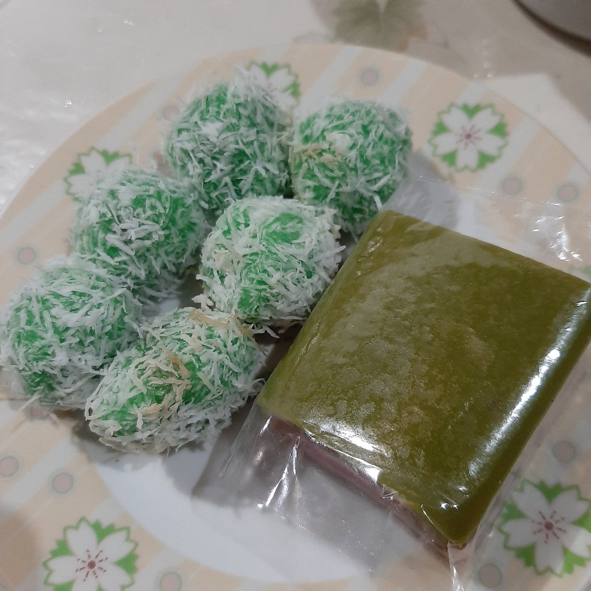 DAY #14 ㅡ 07/05 06:08 PMklepon klepon kue lapis