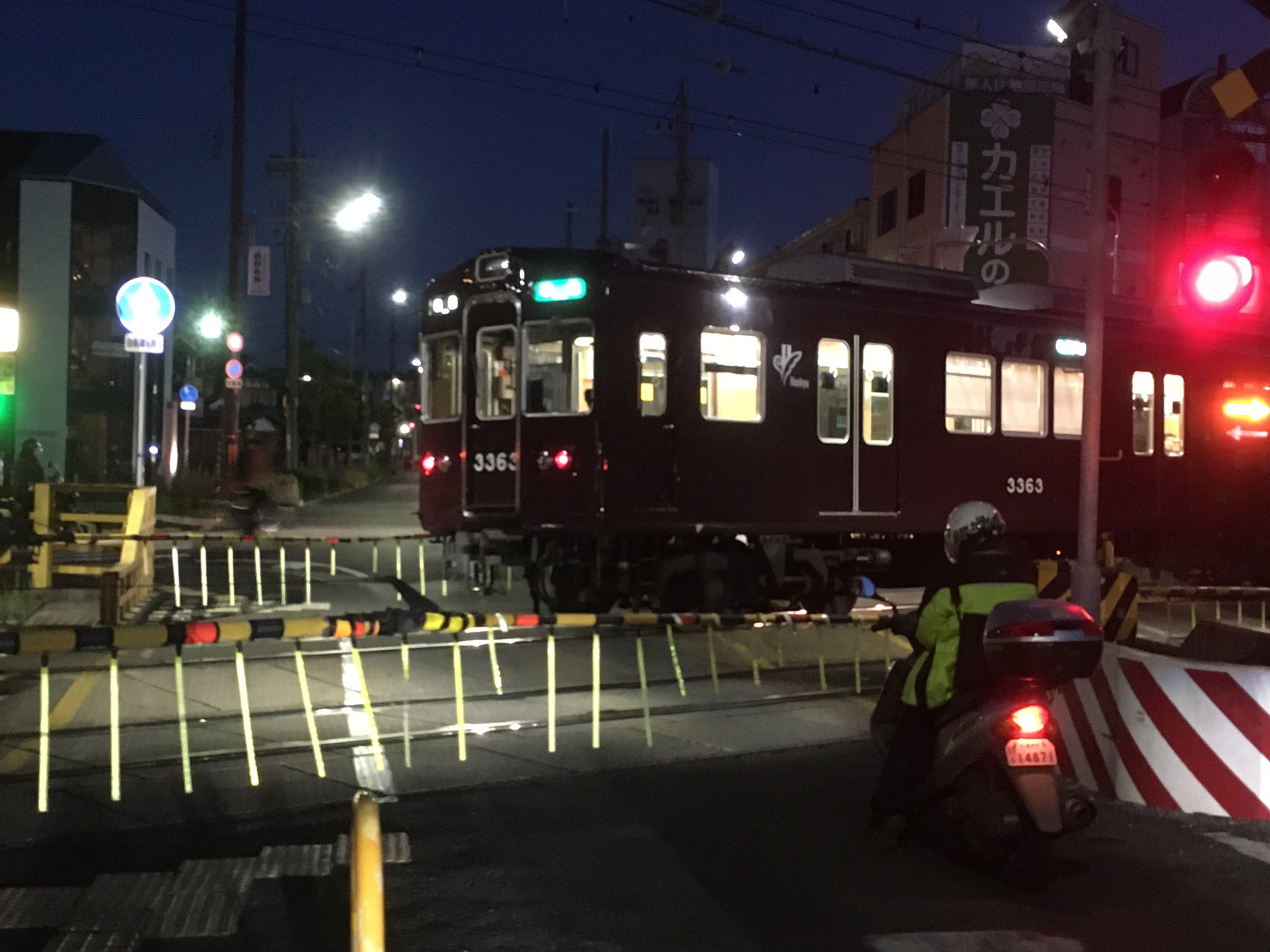 阪急京都線の富田駅で人身事故が起き急停止している画像