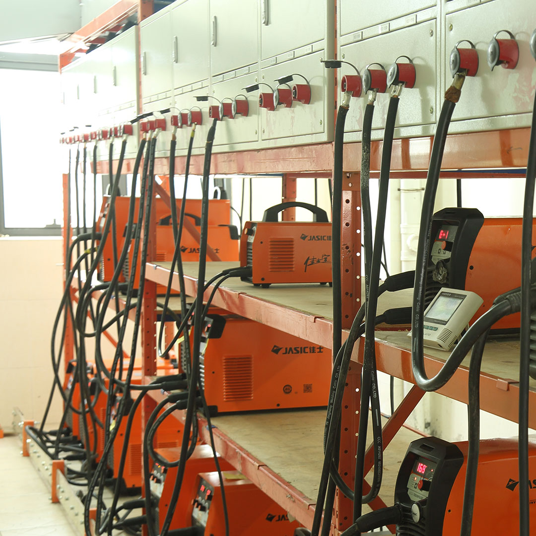 JasicTech's tweet image. Our prolong load testing aims to stress test any #welder model. During test, machines are kept in a constant temperature environment of 40℃ and set to work at maximum load for 1~3 months. Only the ones that remain functinoal after the test are deemed viable. #JASICQuality #JASIC