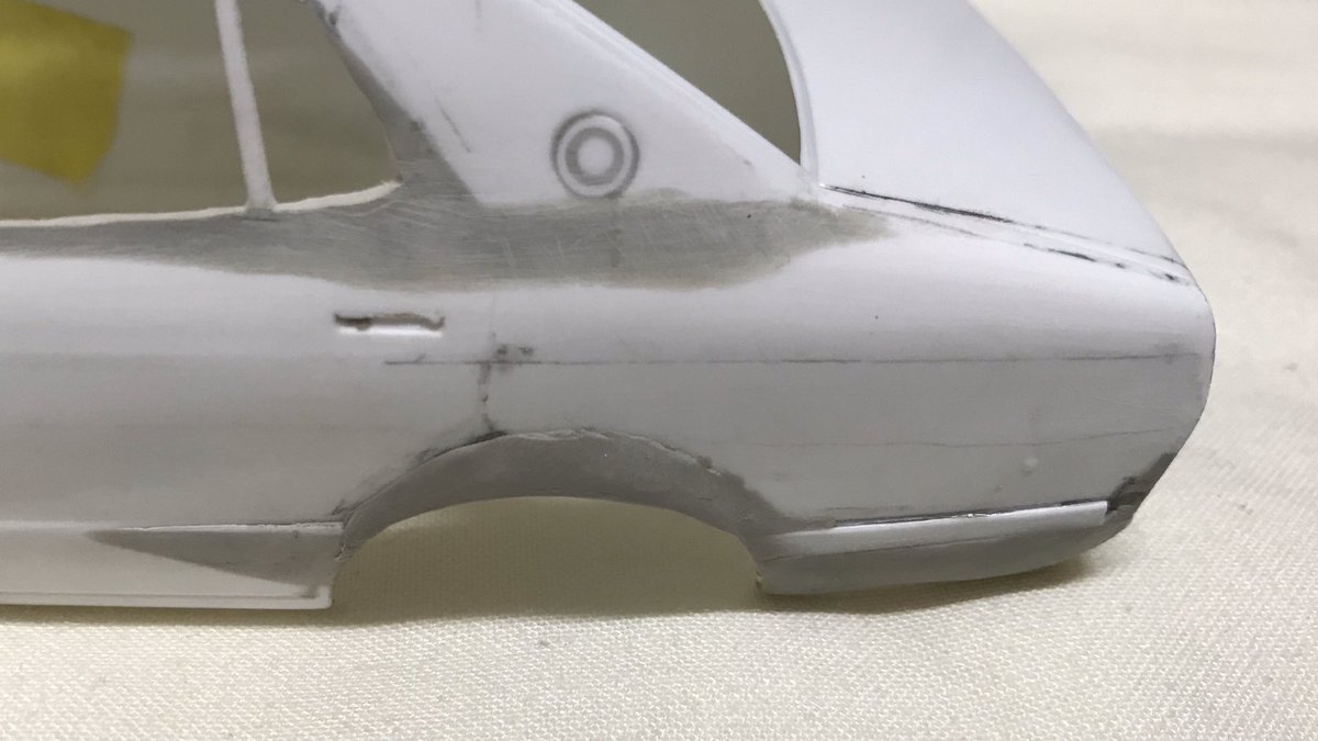 火曜9時のりょう ケンメリ他車改造時に必須のリアホイールアーチの製作 今までだいたいフロントを型取りコピーしてたんですが 今回は度胸一発 パテ一発のフルスクラッチに挑戦します