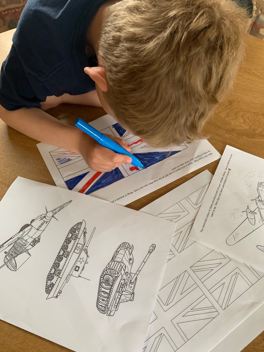 saralee92003138's tweet photo. ✏️ 🎨 Making pictures &amp; bunting for our window display for #VEDay ❤️ https://t.co/pYxy9eeeTs