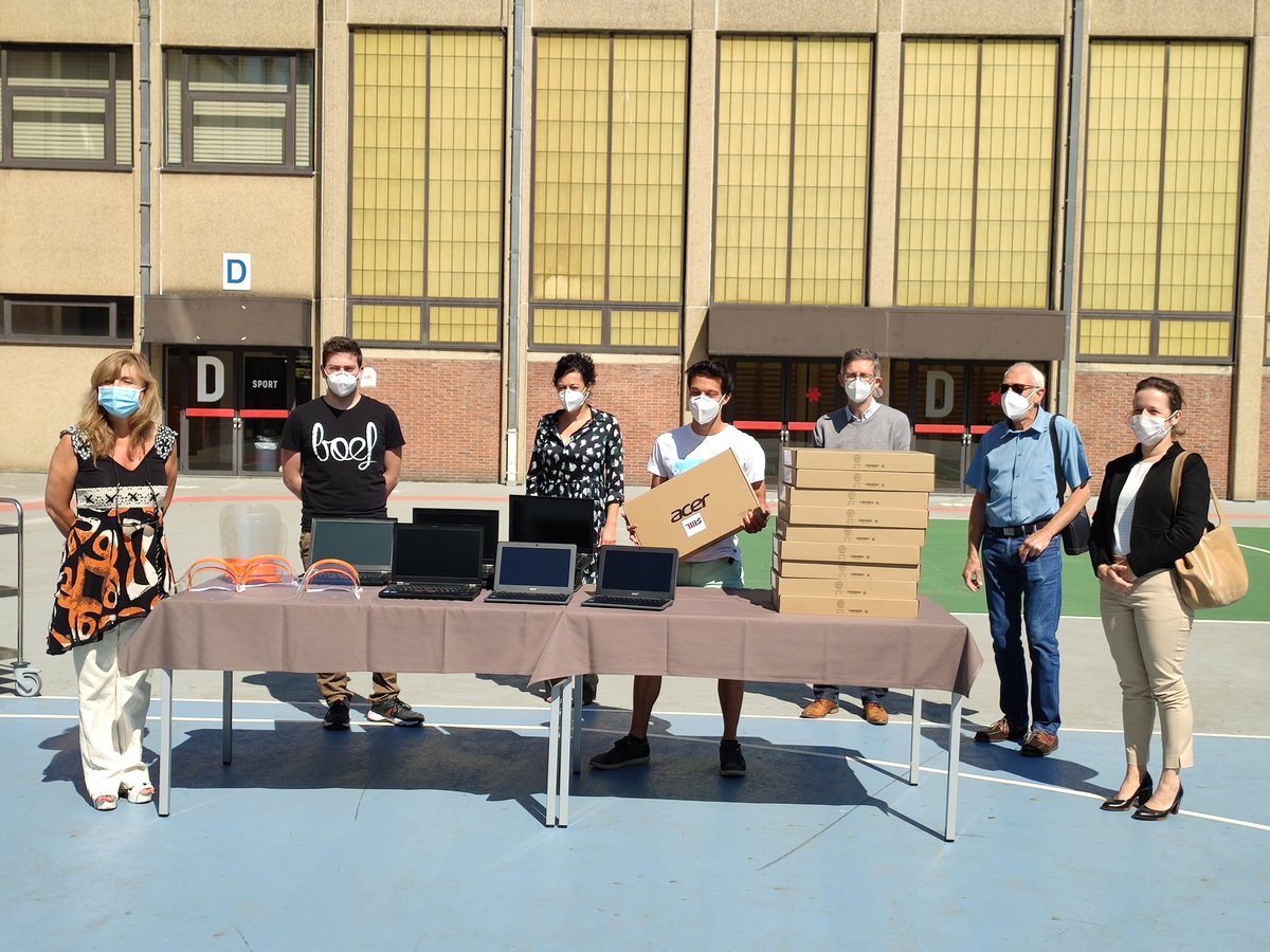 rob_televisie's tweet photo. Een week geleden startte @StadTienen met actie om laptops in te zamelen voor scholen. Nu al 60 verzameld, maar zeker 200 nodig. Vandaag werden de eerste laptops overhandigd aan drie scholen, die delen ze dan uit aan leerlingen die ze het meest nodig hebben #robnieuws #robtv https://t.co/9ePhS5xjqD