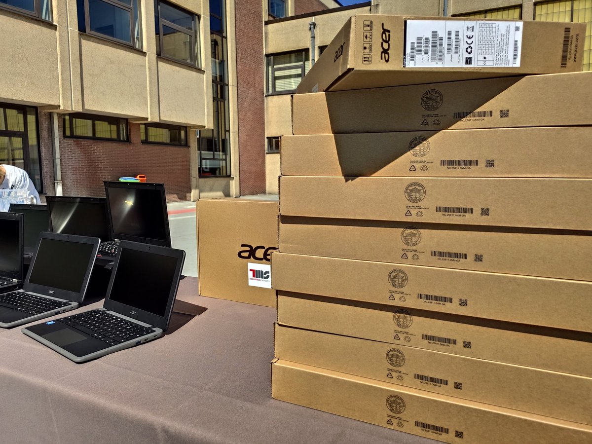 rob_televisie's tweet photo. Een week geleden startte @StadTienen met actie om laptops in te zamelen voor scholen. Nu al 60 verzameld, maar zeker 200 nodig. Vandaag werden de eerste laptops overhandigd aan drie scholen, die delen ze dan uit aan leerlingen die ze het meest nodig hebben #robnieuws #robtv https://t.co/9ePhS5xjqD