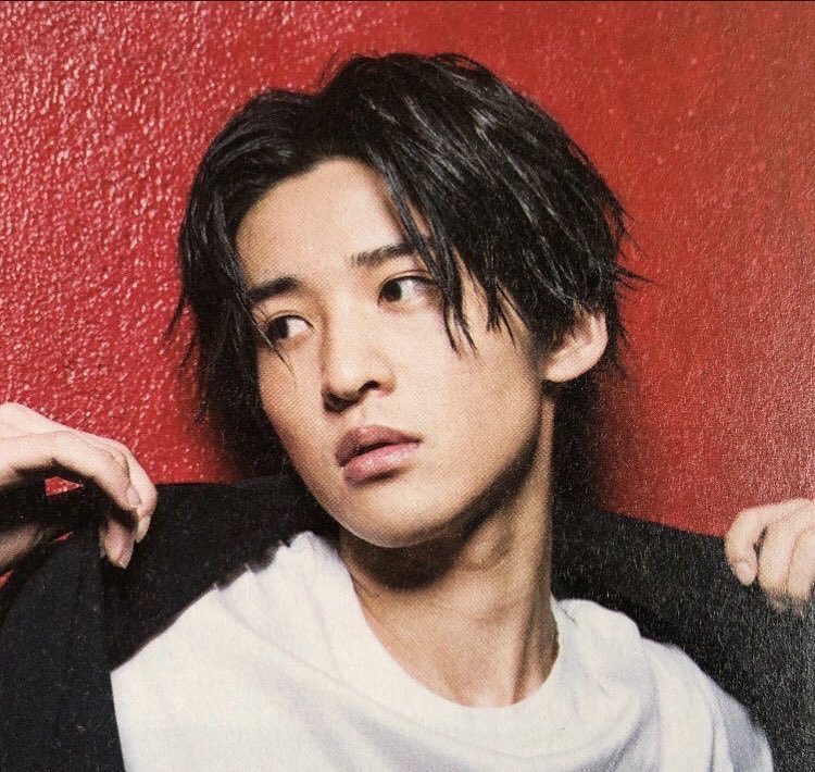 りび 3年ほど美容院に行っておらずセルフカット 家出る前に髪を洗って全速力の自転車漕ぎによる風で髪 を乾かす 趣味はザリガニ釣りと駄菓子屋に行くこと なんて金のかからないイケメンなんだ目黒蓮