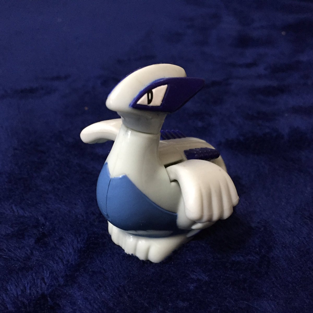 ルギアのおもちゃはハッピーセットのオマケ。 側面のボタンを押すと