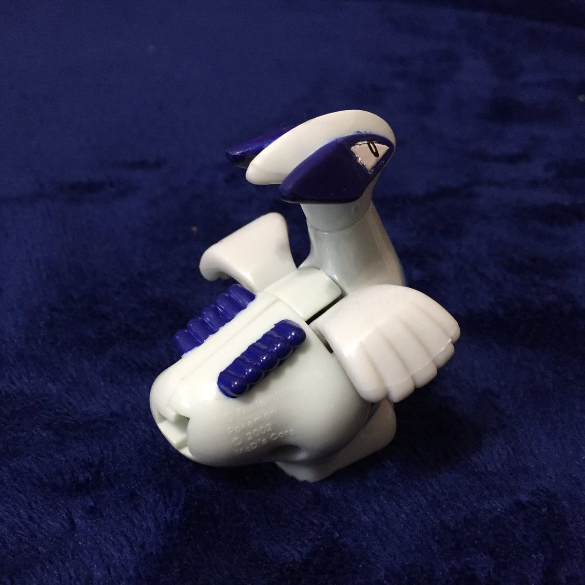 ルギアのおもちゃはハッピーセットのオマケ。 側面のボタンを押すと