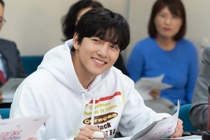 drakor_autobase's tweet photo. btwbtw dramanya babang #JiChangWook akan tayang buat gantiin dramanya babang #LeeMinHo

YAAMPOOOONNN hobi banget bikin anak gadis jejeritan😂😂😂

#ConvenienceStoreSaetByeol
#TheKingEternalMonarch https://t.co/h9IxEX3PON