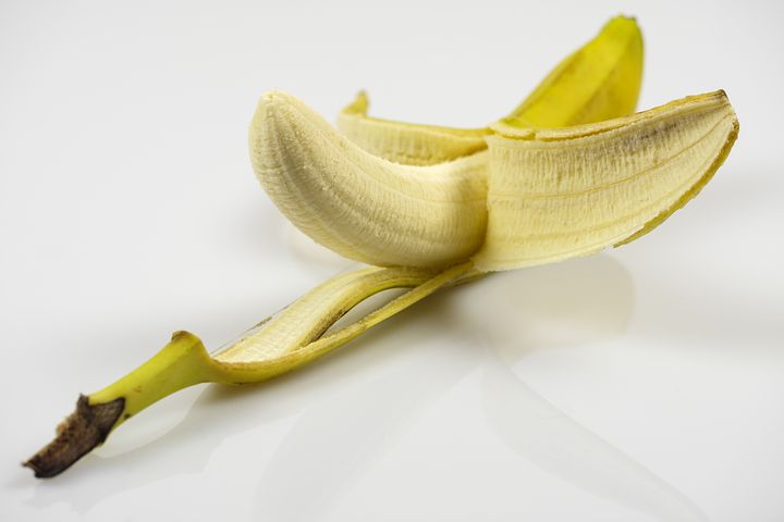 StayWell_Now's tweet photo. Having trouble sleeping at night? Don't throw your banana peels out just yet. Banana peels and the banana fruit itself both contain high amounts of typtophan, an amino acid that improves sleep quality.
#staywellnow #banana #bananapeels #foodandsleep https://t.co/FnzCxqaOcC