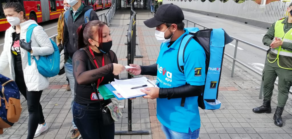 TransMilenio's tweet photo. En medio de la campaña pedagógica para incentivar el uso del tapabocas y como parte de la estrategia de responsabilidad social de la NUEVA EPS y TransMilenio, inició la entrega de 80.000 tapabocas de manera gratuita dentro de nuestro Sistema https://t.co/nw6MJIGMX1