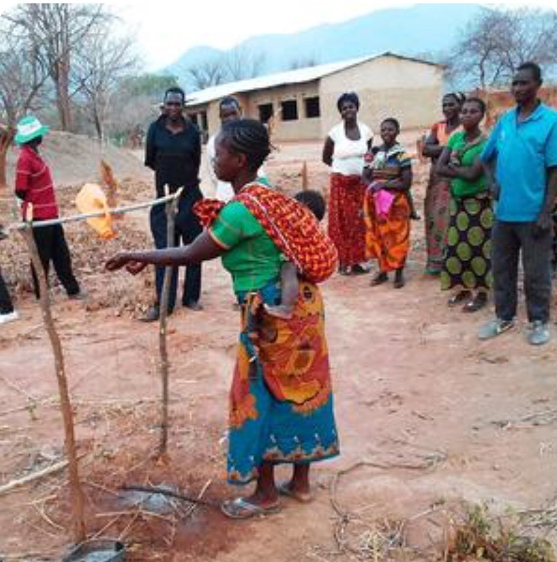 jdinitiatives's tweet photo. #JdiAccessToCleanWater
Hand washing is a critical part of good sanitation, helping to dramatically reduce the spread of COVID 19 virus. A tippy tap is a simple hand washing device, even when water is scarce. https://t.co/i1HV5s7HBH