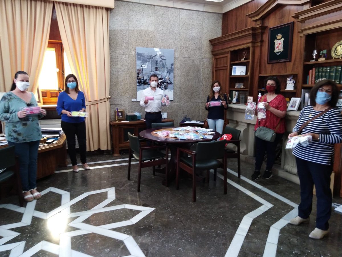 AytoJaen's tweet photo. La Asoc. de Mujeres Progresistas Contra la Discriminación y la Violencia de Género nos trae otra tanda de mascarillas reutilizables elaboradas con sus 🙌🏻 para los más peques. Han puesto color 🌈y cariño ❤️ a esta crisis del #COVID19Jaén. Se destinarán a fines sociales. Gracias! https://t.co/QSGiirkfTJ