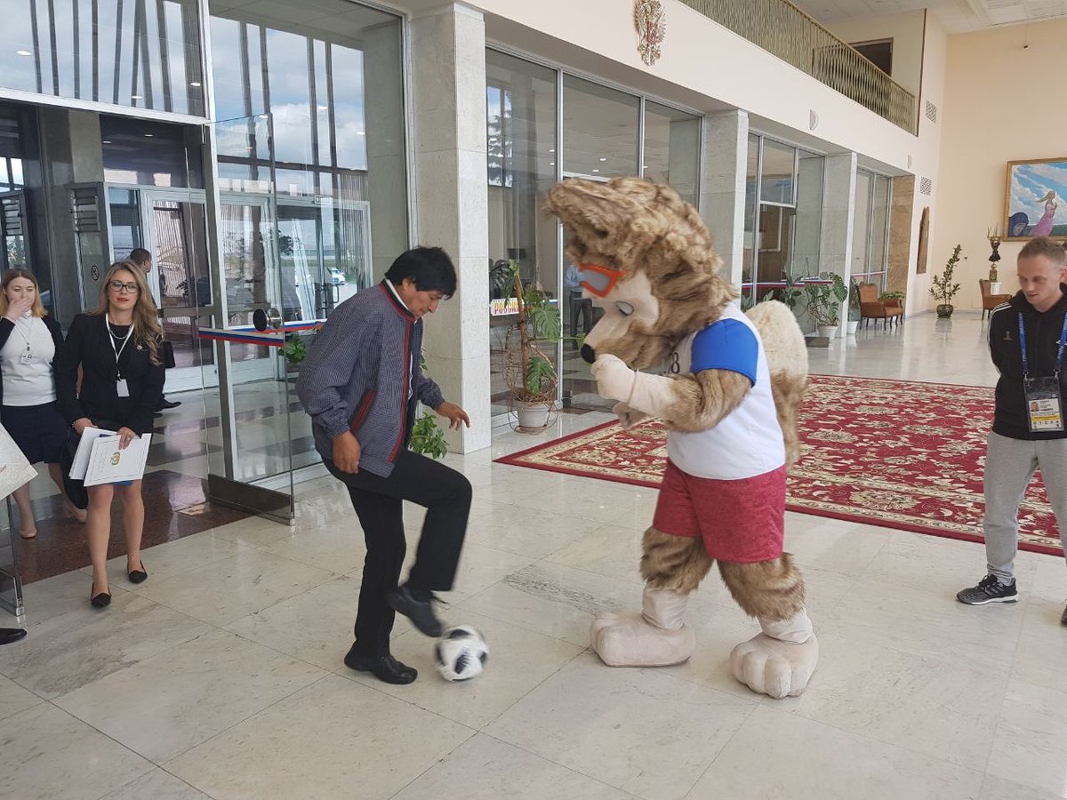 CarmenEGonzale2's tweet photo. ¿Recuerdan cuando el dictador comunista @evoespueblo fue a pasear a Rusia al Mundial de Futbol, mintiéndo a Bolivia que iba a "firmar acuerdos"? 
Fue en avión de la FAB gastando dinero del estado boliviano. https://t.co/4VfMTmBhS9