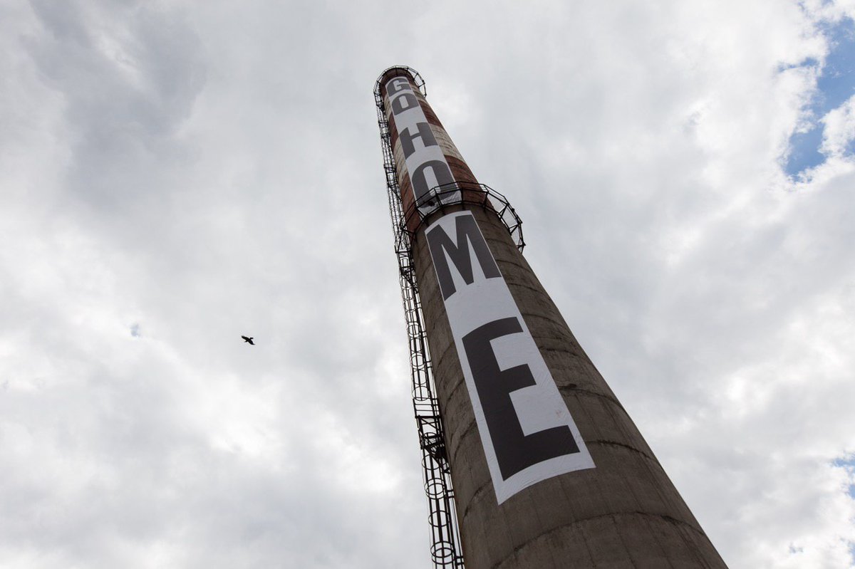 Мадридский уличный художник SpY — один из тех, кто вышел за рамки граффити и обычного мурализма, начав экспериментировать с альтернативными формами общения на улице. Искусство SpY талантливо и остроумно. 
Читать наше интервью: vk.cc/atLse4