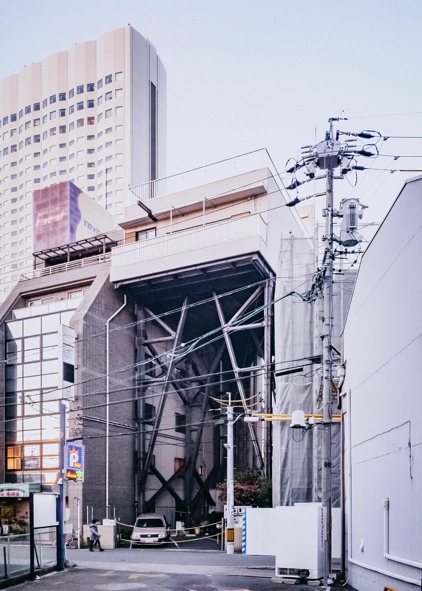 これまでで最も目を疑った住宅！！格納庫ではなく空き巣対策だったwww