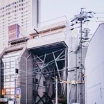 これまでで最も目を疑った住宅!格納庫ではなく空き巣対策だった!
