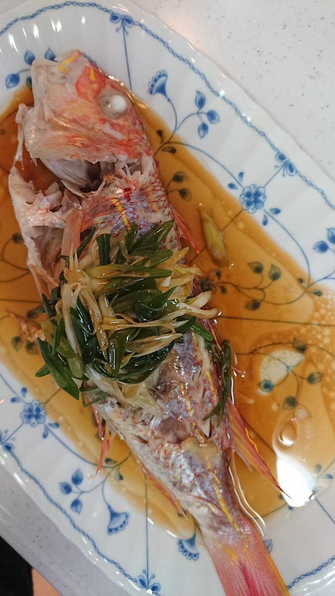 ひろっぴ さぁ て 今回最後の山口県からの ポケマル直送お魚料理 ガッツリ食べて明日も頑張るオヤジ飯 イトヨリダイの蒸し物 蒸したイトヨリダイに葱 そこに熱した油をかけてジュッと香りだし さらに温めた魚醤風味のタレを いただき