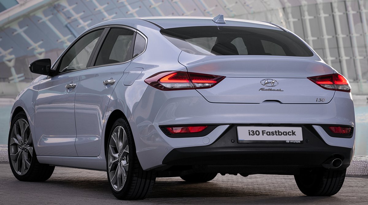 hyundaisabadell's tweet photo. Llevas pensando semanas el outfit con el que saldrás de casa. No sigas buscando, tu complemento perfecto es el #i30Fastback https://t.co/LyBpFFeYZP