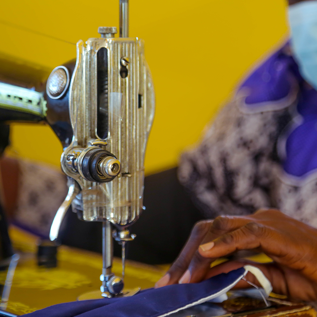 debeersgroup's tweet image. We’ve commissioned tailors in Botswana to make 250,000 facemasks through Debswana, our 50:50 joint venture. The $400,000 investment provides frontline workers with vital PPE &amp;amp; a source of income for artisans around our operations. See more bit.ly/3ahFYJH #Pullingtogether