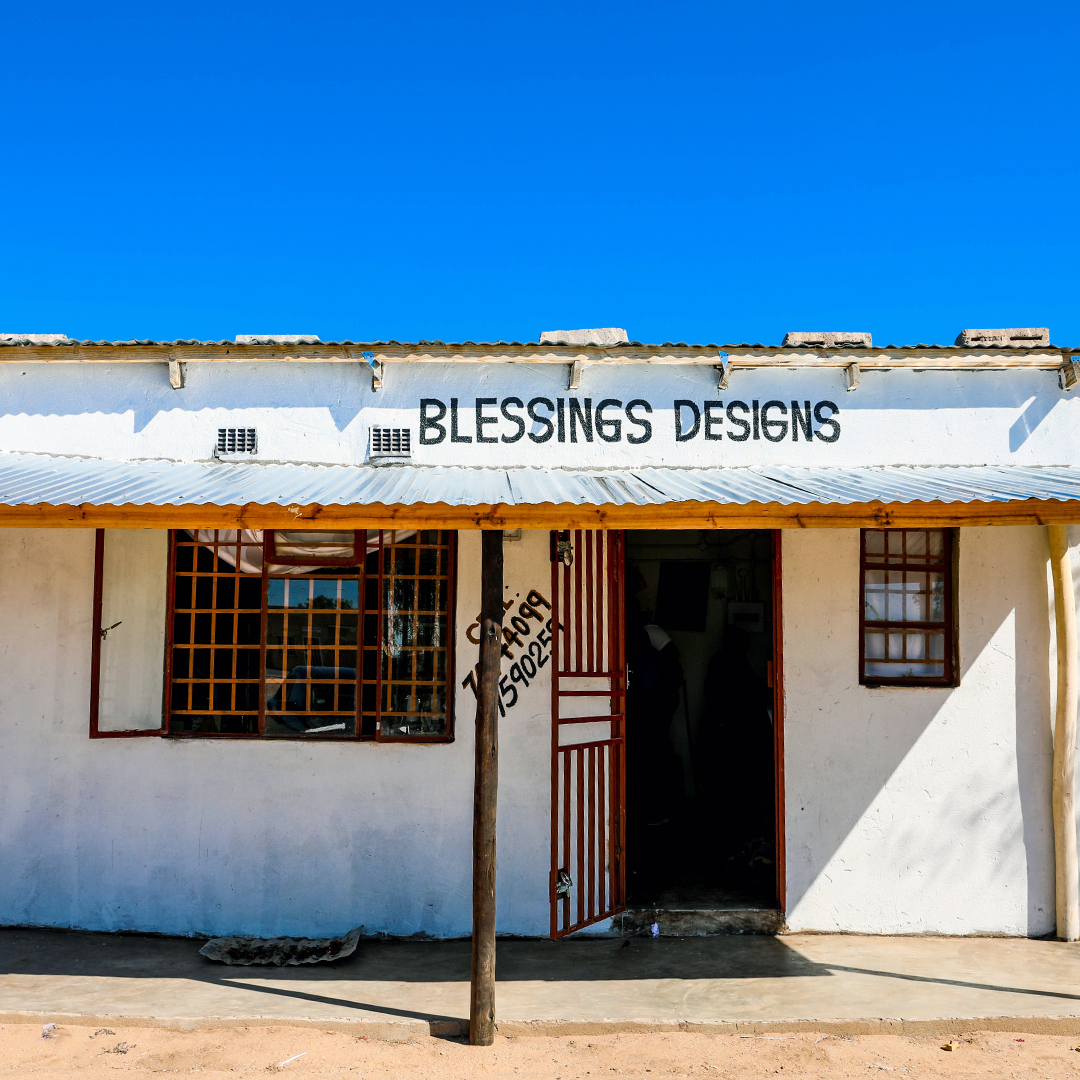 debeersgroup's tweet image. We’ve commissioned tailors in Botswana to make 250,000 facemasks through Debswana, our 50:50 joint venture. The $400,000 investment provides frontline workers with vital PPE &amp;amp; a source of income for artisans around our operations. See more bit.ly/3ahFYJH #Pullingtogether