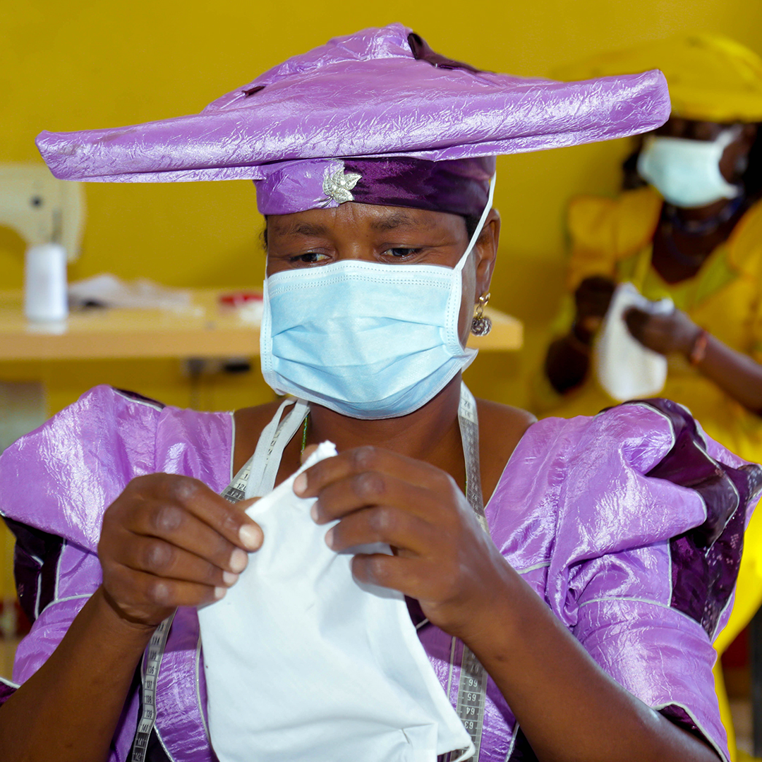 debeersgroup's tweet image. We’ve commissioned tailors in Botswana to make 250,000 facemasks through Debswana, our 50:50 joint venture. The $400,000 investment provides frontline workers with vital PPE &amp;amp; a source of income for artisans around our operations. See more bit.ly/3ahFYJH #Pullingtogether