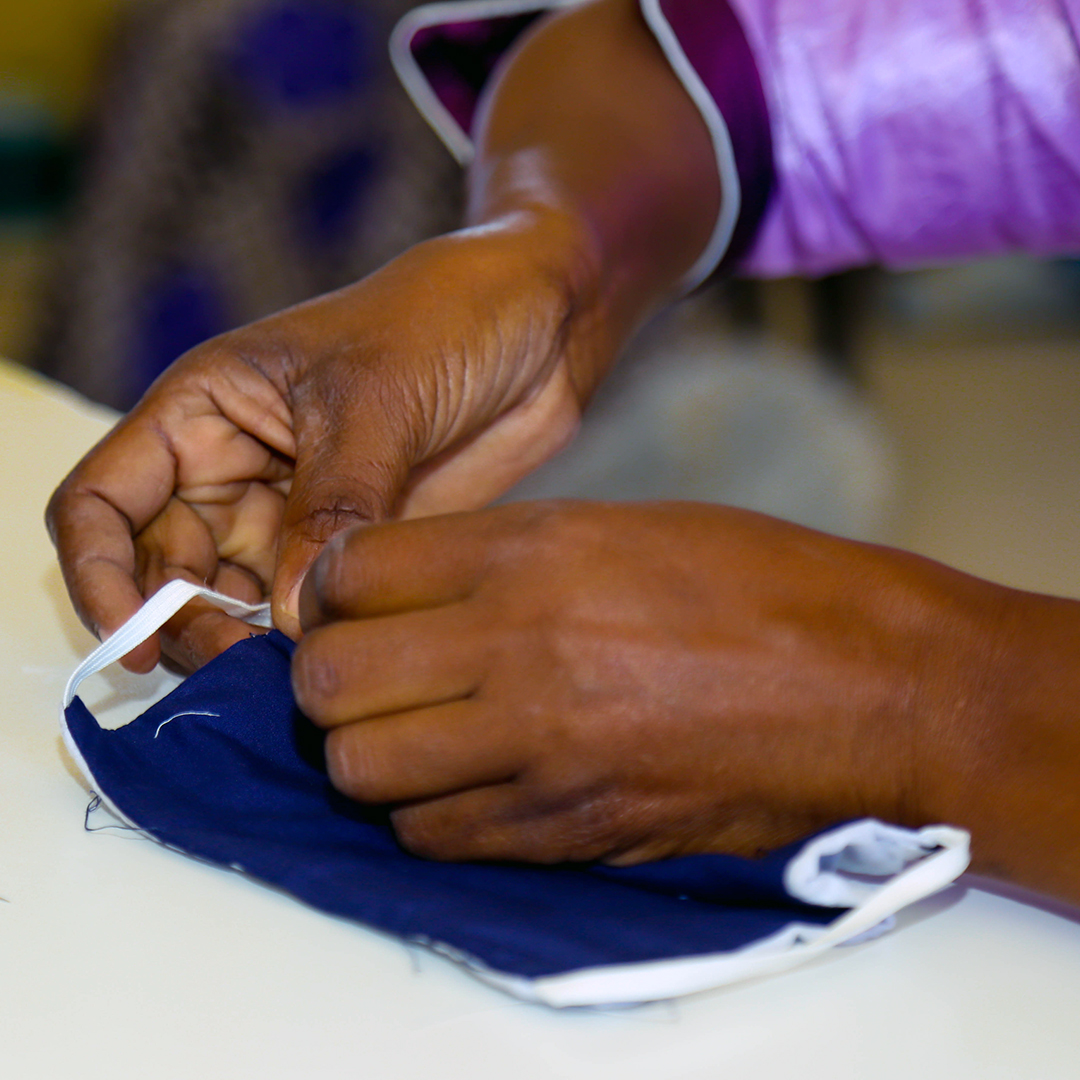 debeersgroup's tweet image. We’ve commissioned tailors in Botswana to make 250,000 facemasks through Debswana, our 50:50 joint venture. The $400,000 investment provides frontline workers with vital PPE &amp;amp; a source of income for artisans around our operations. See more bit.ly/3ahFYJH #Pullingtogether