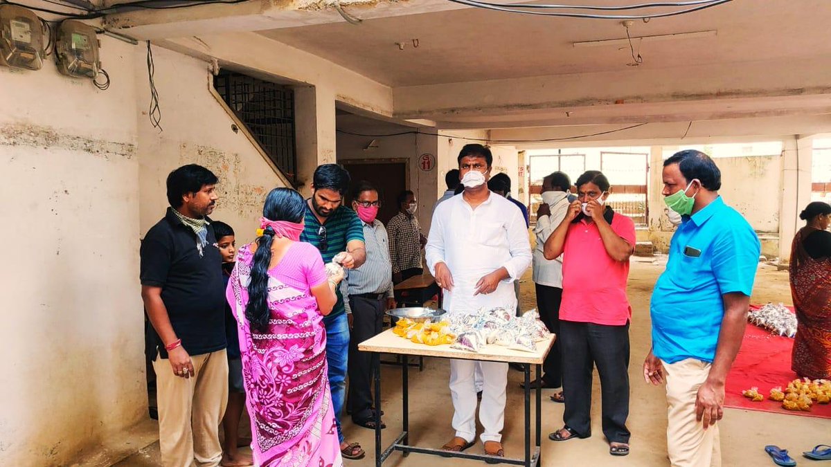 Newguru_Kotha's tweet photo. వలస కూలీలకు అన్నదానం చేస్తున్న మన @Sreevardhanred6 Ji #IndiaFightsCorona #FeedTheNeedy #letsFeedThePoor #Seva4Society #StayHome @blsanthosh @RSSSeva @YAAC2020 @bandisanjay_bjp @BJP4Telangana @DevineniHamsa @balakamarsu @AerpulaVenkata @Nationalist_BJP @kishanreddybjp @JPNadda https://t.co/vXMuS7JcEC