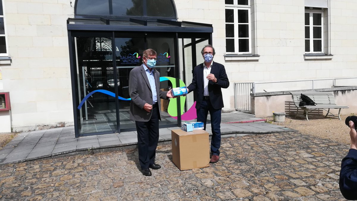 christelleSept's tweet photo. Remise des masques chirurgicaux livrés par la Région Pays de la Loire pour les commerçants qui reprennent leur activité lundi 11 mai par Jean-Benoît Portier CCI à Jean-Michel Marchand. Tous mobilisés ! @CCI49 @SaumurAgglo https://t.co/VTwRXzaXAj