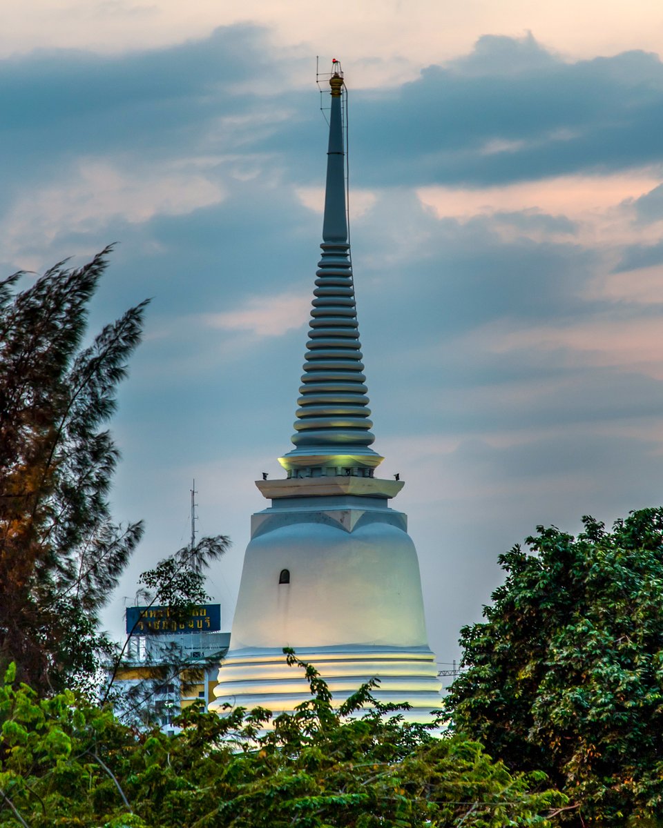 The main big #whitepagoda of #WatPrayun at sunset.

📷  instagram.com/p/B_4lQSij20L/

⁣⁣#discoveringbangkok #bangkoksights #bangkoklandmark #memorialbridgebangkok #thonburiside #thonburibank #touristdestination #bangkoksightseeing #bangkokhistory #bangkokculture #templesofbangkok