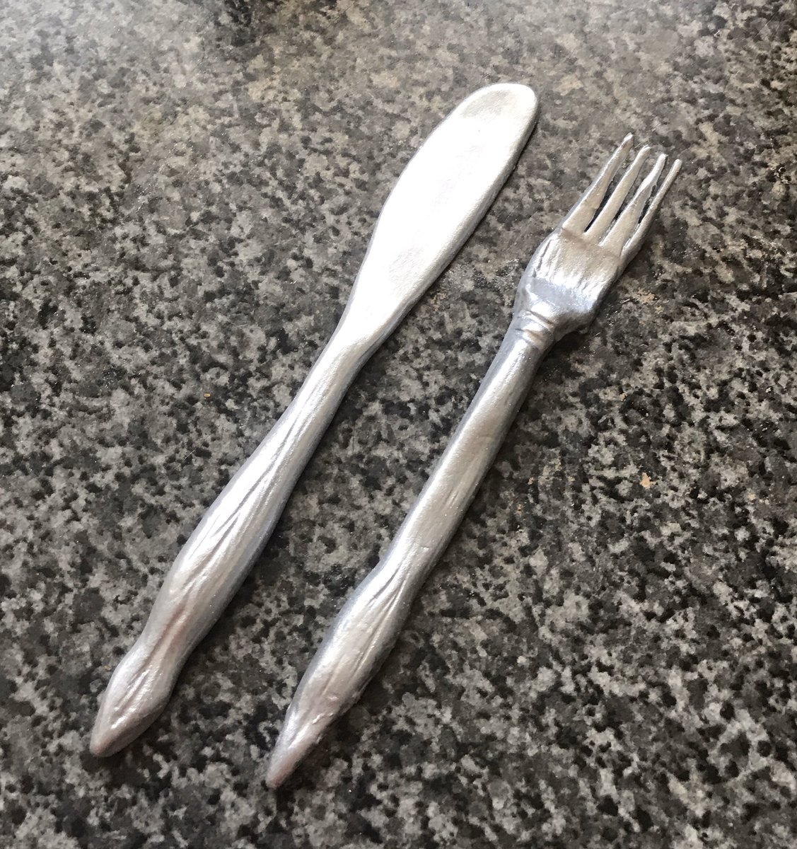 marybethxx6's tweet photo. When you’ve eaten your food you can eat the cutlery 🤔#sugarart #candyclay https://t.co/pjzI7e7Nhq