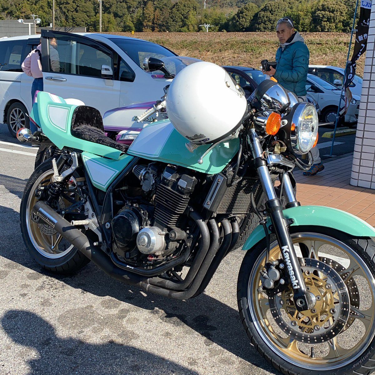 013048T's tweet photo. バイク売りたい。
こんな感じです。
今は純正外装です。
1型を2型にしてます
35から、探してます。
ついてないパーツなんかもあります。
好きにカスタムして、売ります！
#バイク売ります
#zrx400
#RT希望 
#拡散希望 https://t.co/3rupx50cAw
