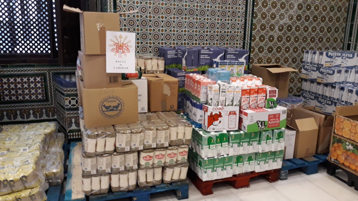 7_Palabras's tweet photo. #Actualidad | La hermandad ha hecho entrega hoy de 2500 kilos de alimentos para el comedor social de la Orden Hospitalaria de San Juan de Dios. Agradecer la colaboración prestada por la empresa Hermanos Porro Gutierrez, la empresa Covey, hermanos voluntarios y @EmergenciasSev https://t.co/mAciAAPDEA