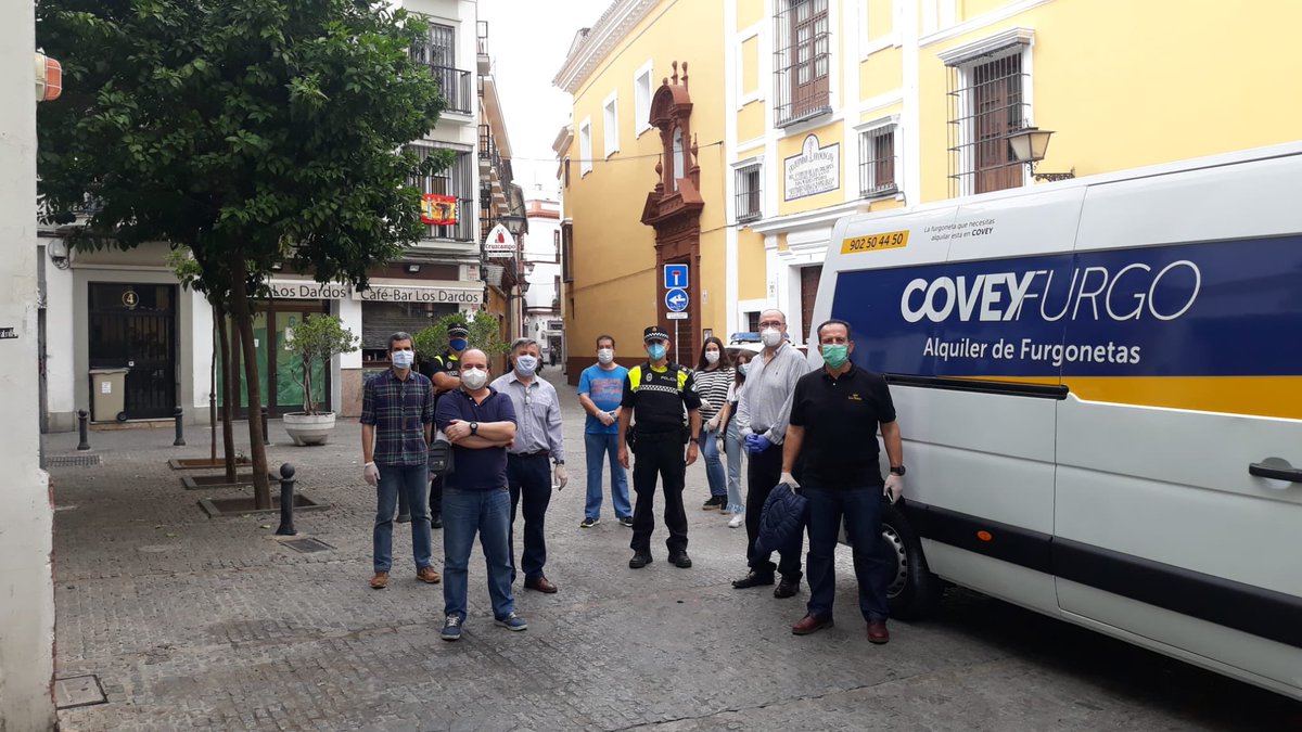 7_Palabras's tweet photo. #Actualidad | La hermandad ha hecho entrega hoy de 2500 kilos de alimentos para el comedor social de la Orden Hospitalaria de San Juan de Dios. Agradecer la colaboración prestada por la empresa Hermanos Porro Gutierrez, la empresa Covey, hermanos voluntarios y @EmergenciasSev https://t.co/mAciAAPDEA