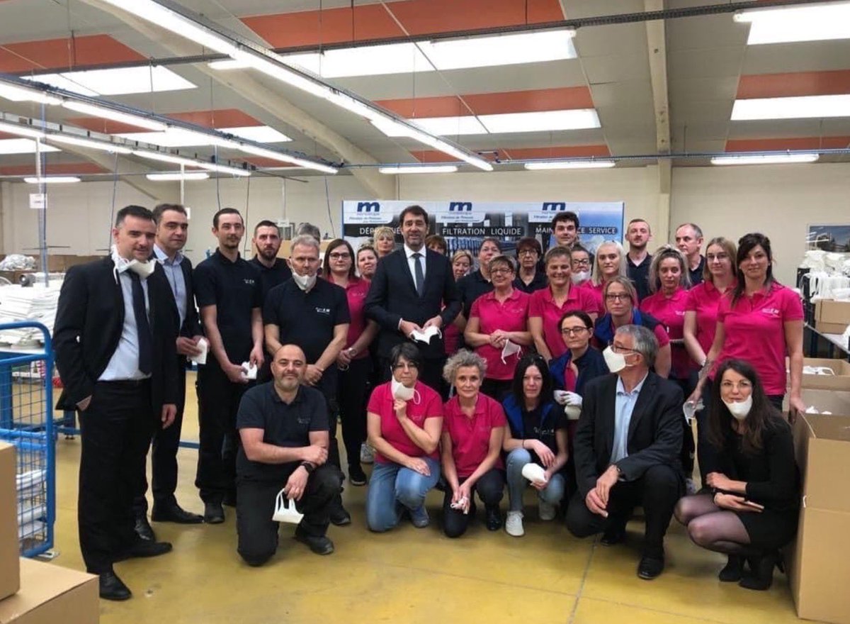 agindre's tweet photo. La photo a interpellé, le Ministère répond «Les règles de distanciation physique sont impératives et les habitudes dures à changer. Cette photo prise -à la demande des couturières fières de leur travail- n’aurait pas dû être prise dans ces conditions. Nous le regrettons» @LCI⁩ https://t.co/DcHzxk9G9S