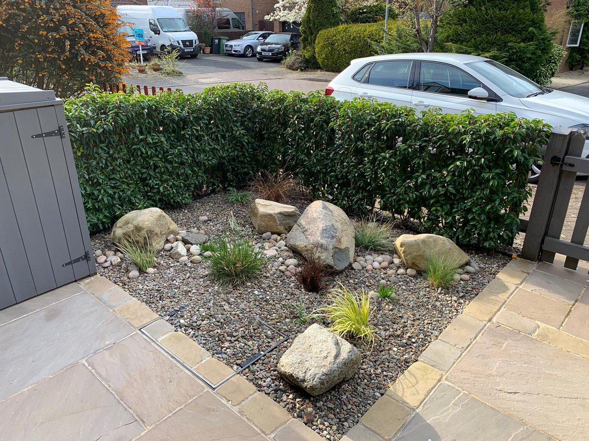 HedgeplantsC's tweet photo. What a difference a hedge can make. #hedgeplants #angustifolia #instanthedging #getordering #thriving #troughs #readywhenyouare #beautiful #newgrowth #tidy https://t.co/KrsWOz7uK4