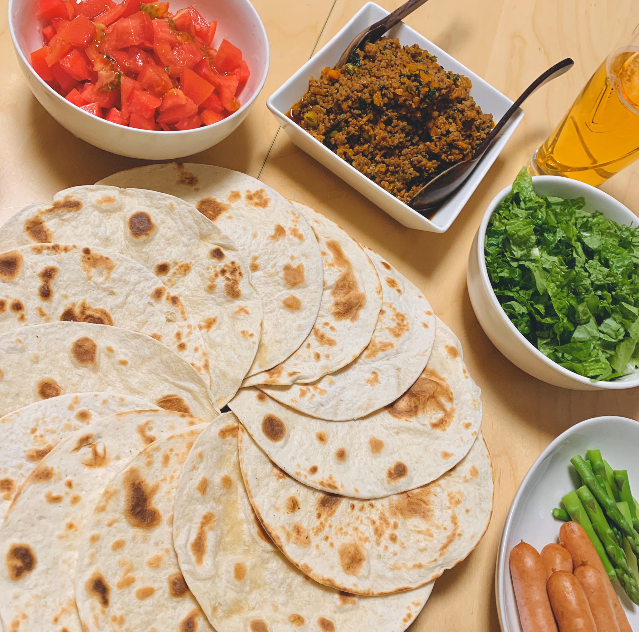 ちちかわ 夕飯は業務スーパーで買った冷凍トルティーヤを焼いて 手巻きタコス ひき肉には玉ねぎにんじんセロリが入っていて ほかの 具材はチーズにトマトレタスアスパラアボカドにサルサとライムもあって 手巻き寿司と比べるとかなりの野菜たっぷり ちちかわ 夕飯は業務スーパーで買った冷凍トルティーヤを焼いて 手巻きタコス ひき肉には玉ねぎにんじんセロリが入っていて ほかの 具材はチーズにトマトレタスアスパラアボカドにサルサとライムもあって 手巻き寿司と比べるとかなりの野菜たっぷり