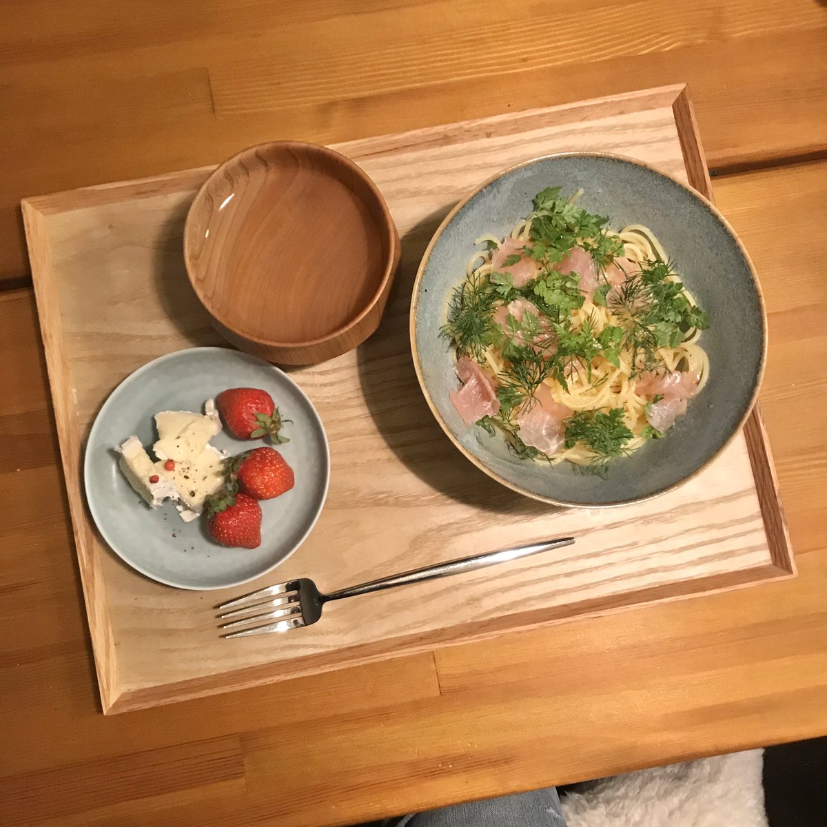 ট ইট র Macca 暑くなったから生ハムとレモンの冷製パスタ 葉っぱはディルと花つきのチャービル オキザリスの花も食べられる すっぱい らしいんだけど 確信が持てなくて試してない どのみち夜にはしぼんでるから昼間余裕があるときにやってみようかな