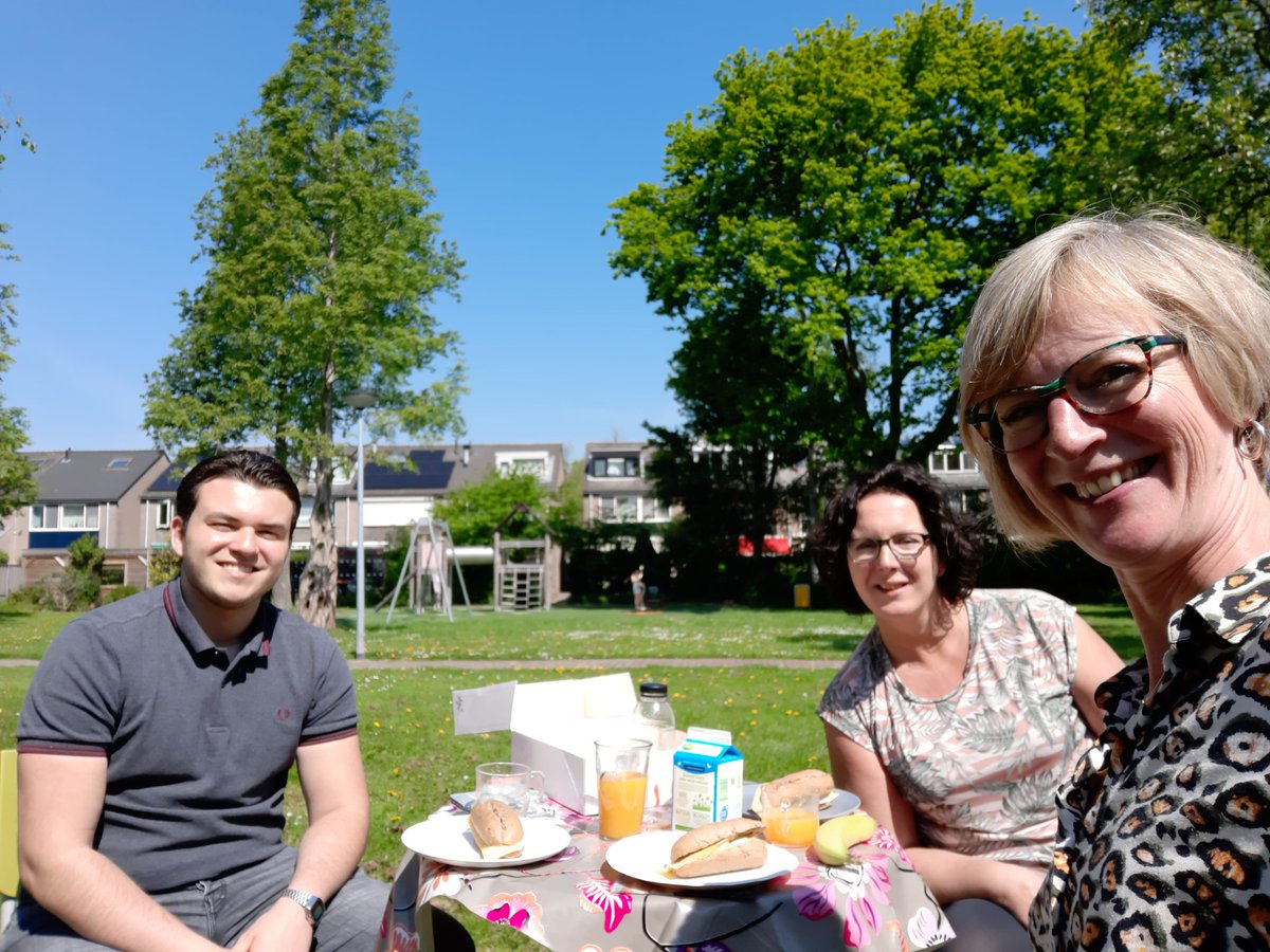 Afscheidslunch.Dit is voor mij, Désiré, de laatste werkdag. Na 2 jaar vol enthousiasme,  passie en plezier😃🔥 samen met Chantal voor het netwerk te hebben ingezet,  heb ik per 1 juni as een andere baan. Ik word secretaris in het bestuur
Tot ziens
#verbinden #jongeren #metelkaar